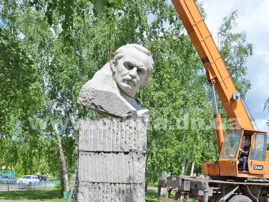 У перейменованому Мирнограді демонтували пам'ятник комуністу Димитрову (ФОТО) - фото 1