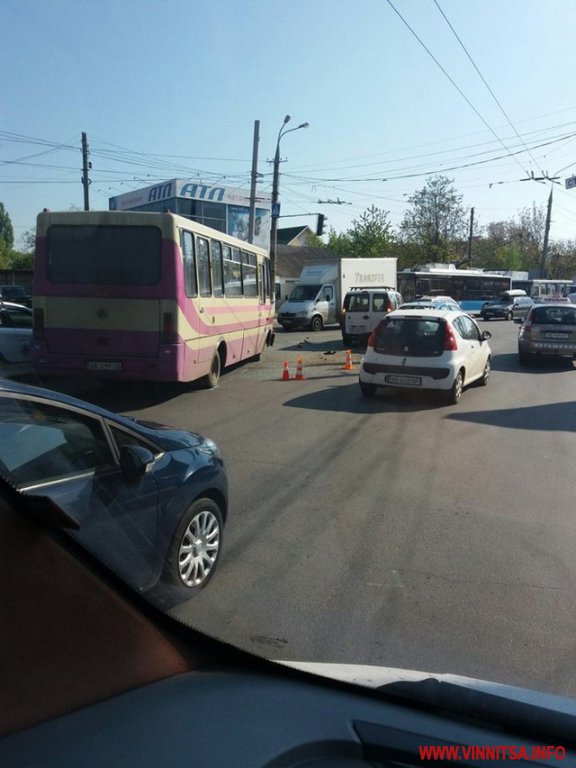 У Вінниці автобус зіштовхнувся з двома легковиками - фото 2