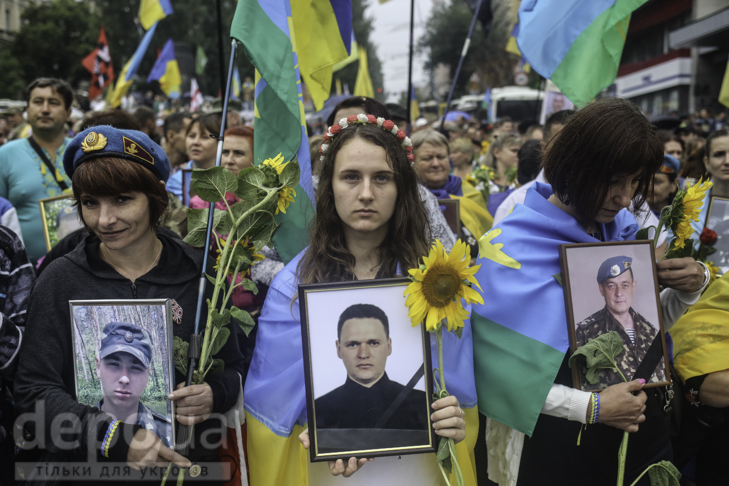 Інший парад: Як центром Києва йшли матері загиблих в АТО військових - фото 1