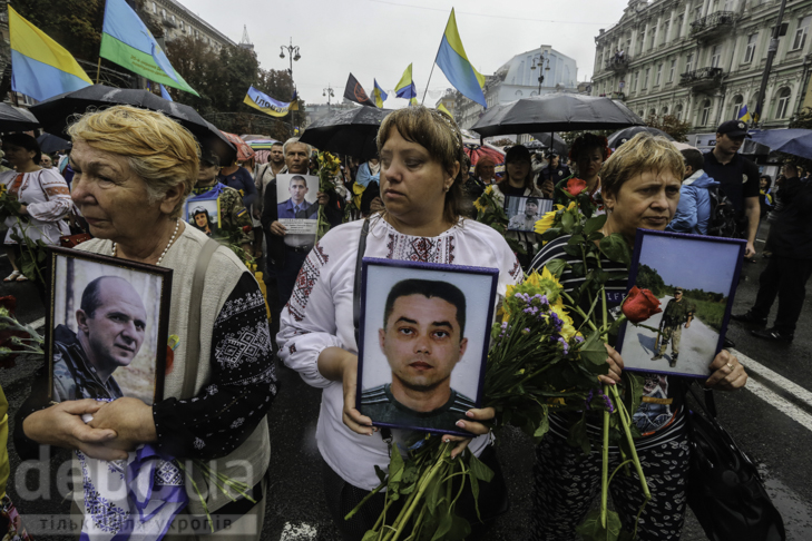 Інший парад: Як центром Києва йшли матері загиблих в АТО військових - фото 9