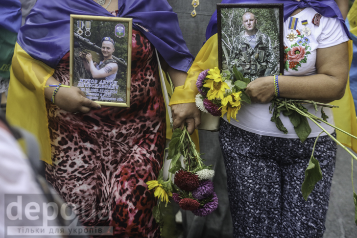 Інший парад: Як центром Києва йшли матері загиблих в АТО військових - фото 12