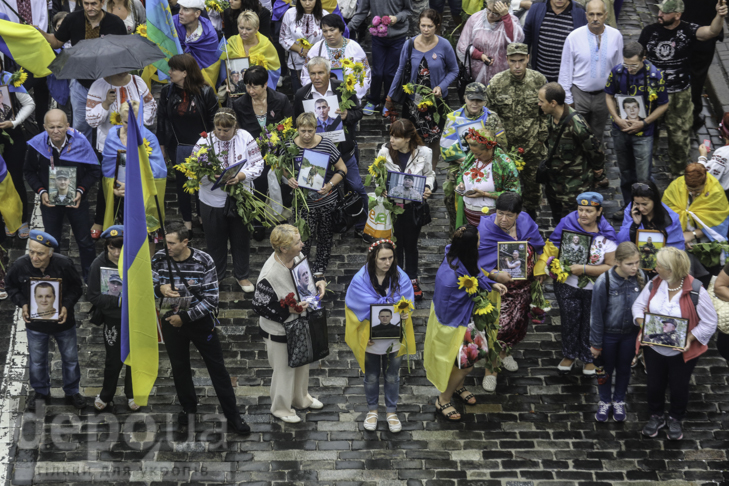 Інший парад: Як центром Києва йшли матері загиблих в АТО військових - фото 21