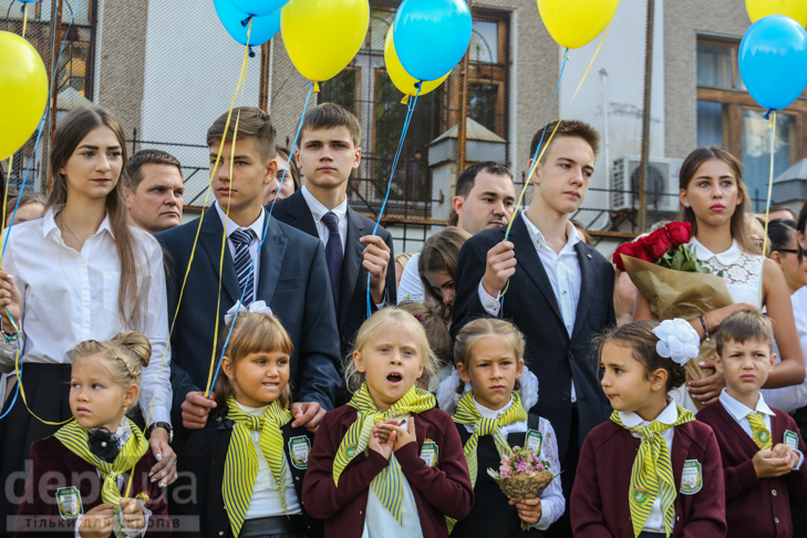 Як пролунав перший дзвоник у "наймажорнішій" школі Києва - фото 16