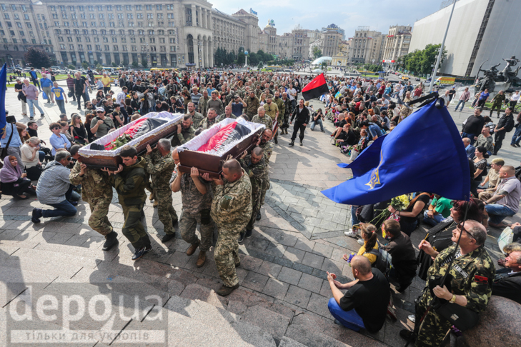 Як у Києві прощалися з бійцями "Правого сектора", від яких відмовився Генштаб - фото 9