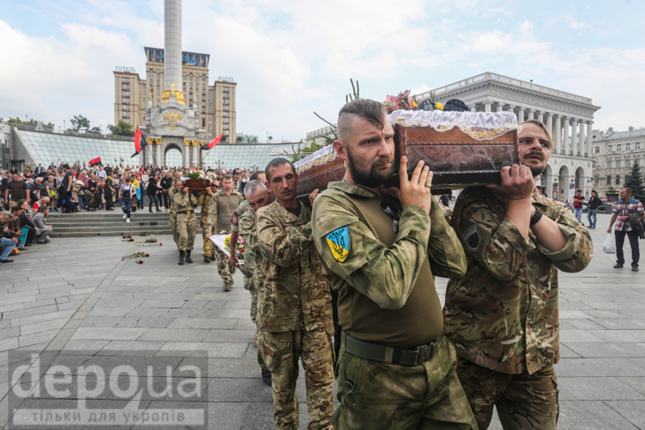 Як у Києві прощалися з бійцями "Правого сектора", від яких відмовився Генштаб - фото 16