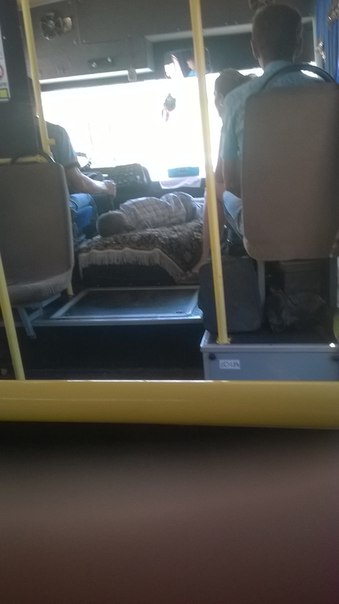 В Одесі водій маршрутки возив біля себе дитину, яка спала на двигуні - фото 1