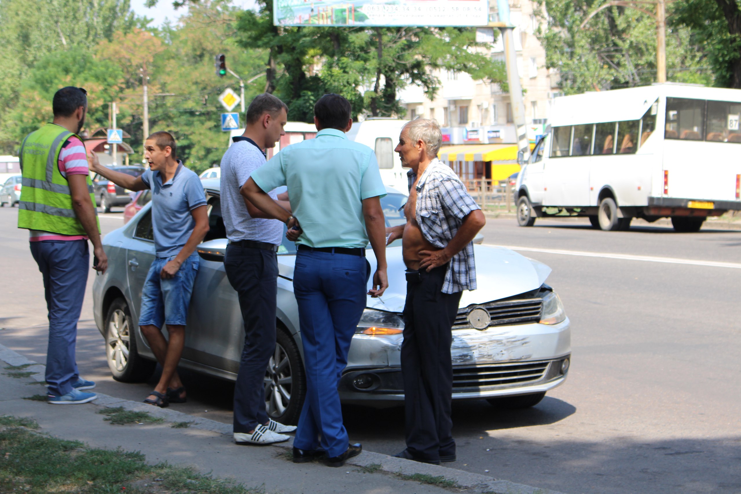 У Миколаєві через неуважність водія зіткнулися дві машини