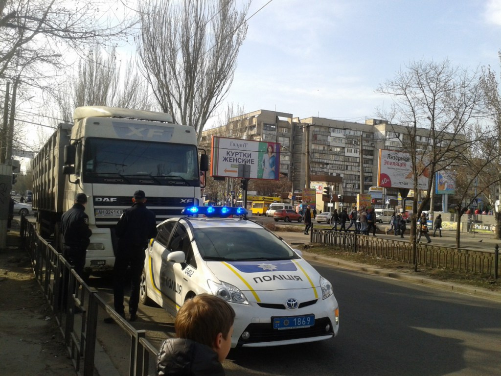 У Миколаєві фура з донецькими номерами заблокувала зупинку автобусів - фото 2