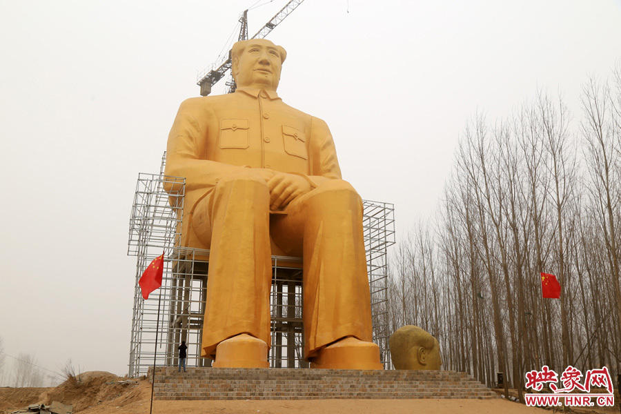 У Китаї побудували гігантську "золоту" статую Мао Цзедуна - фото 3