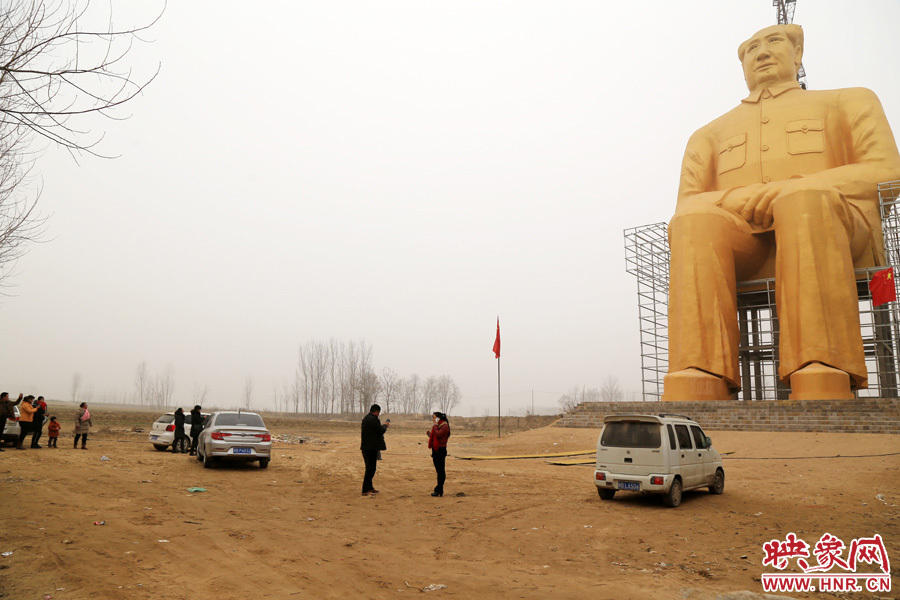 У Китаї побудували гігантську "золоту" статую Мао Цзедуна - фото 2