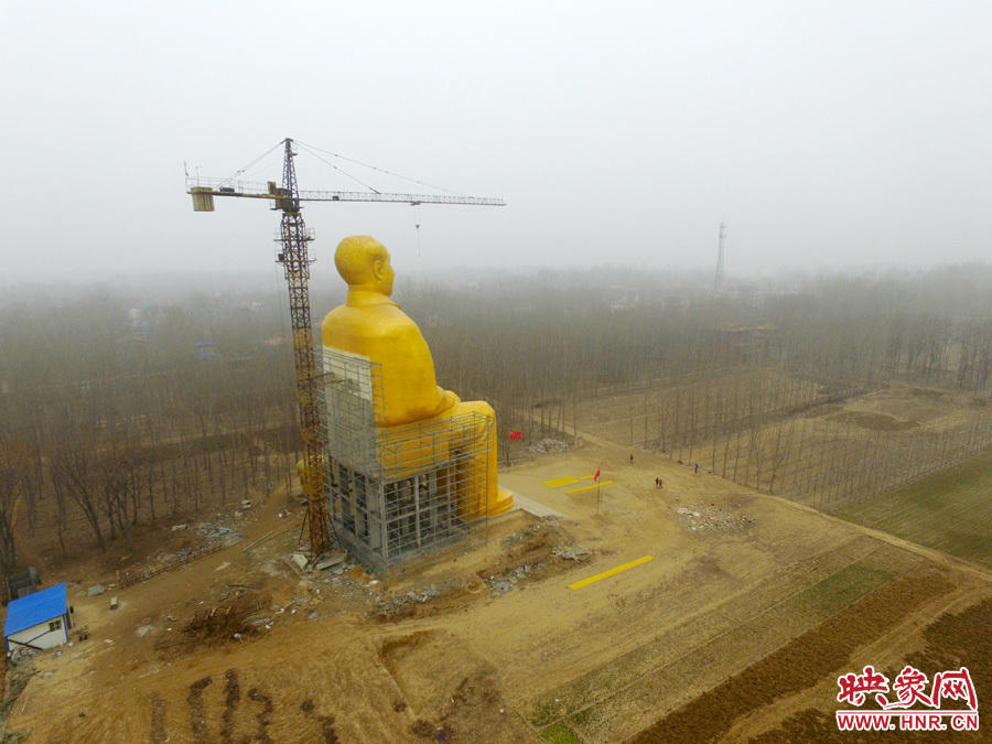 У Китаї побудували гігантську "золоту" статую Мао Цзедуна - фото 1