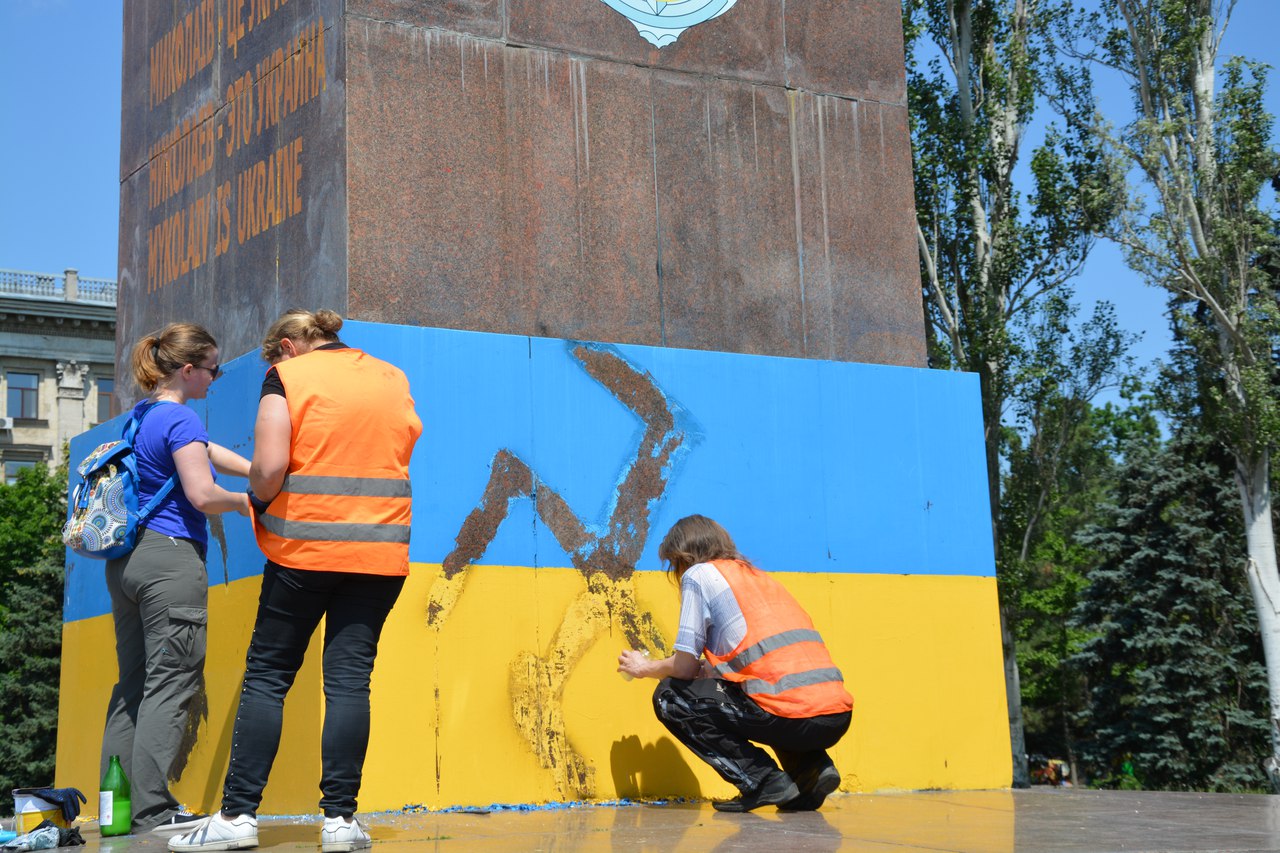 Український прапор на постаменті Леніна у Миколаєві спотворили свастикою