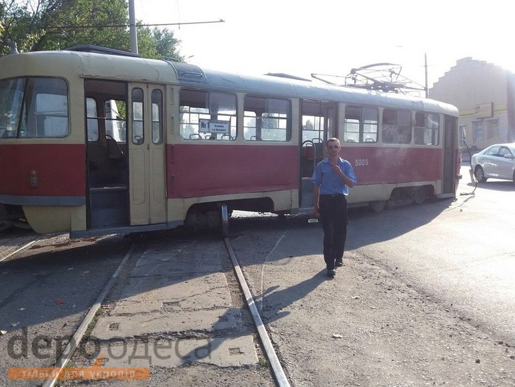 В Одесі біля Пересипського мосту вантажівка протаранила трамвай - фото 3
