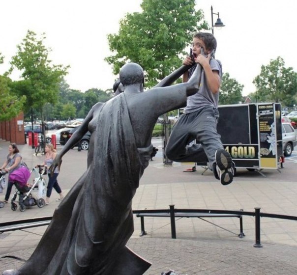 Як весело діти вміють фотографуватися з пам'ятниками - фото 7