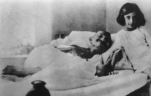 Махатма Ганді під час одного зі своїх перших голодувань 1924 року. Поруч із ним - дочка Джавахарлала Неру, майбутній прем'єр-міністр Індії Індіра Ганді