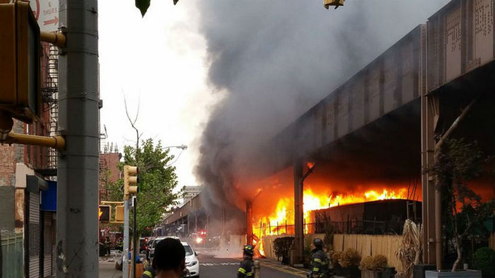Біля нью-йоркського вокзалу Гранд-Сентрал спалахнула пожежа - фото 1