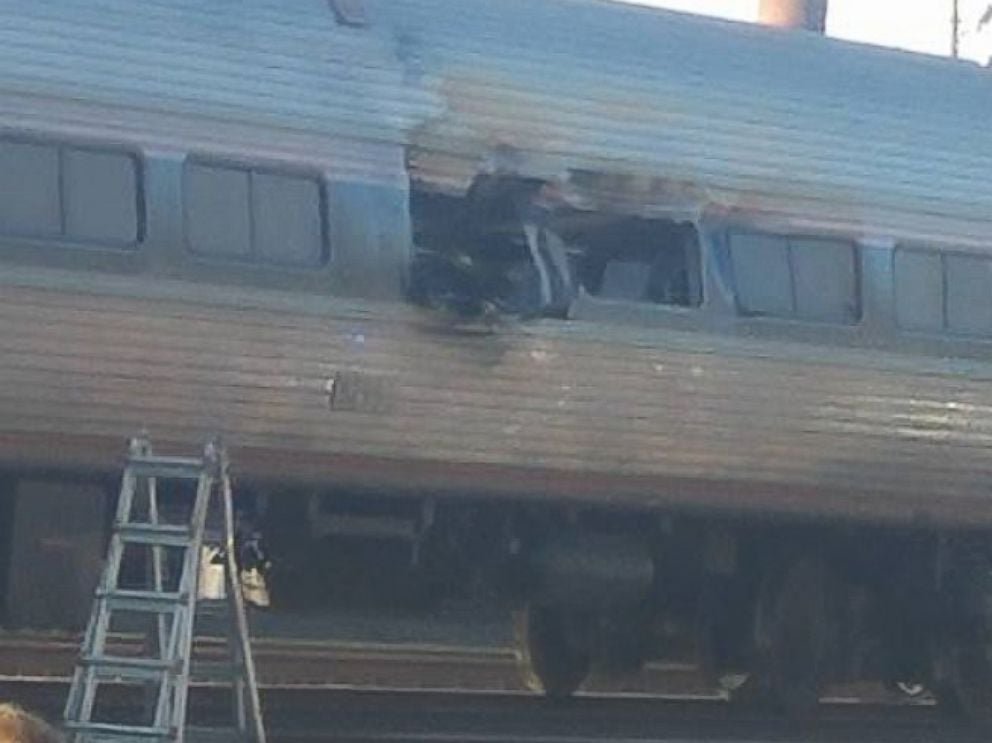 У США зійшов з рейок пасажирський потяг: є жертви (ФОТО) - фото 3