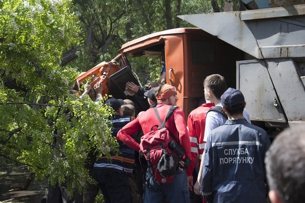 У Запоріжжі дерево впало на вантажівку, яка їхала: постраждав водій