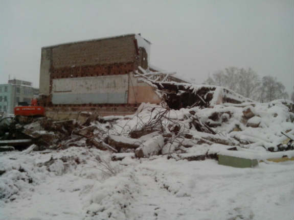 У Харкові екскаватором зруйнували будівлю колишнього кінотеатру ім. Орджонікідзе - фото 4