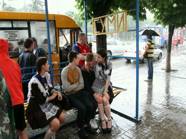У Сумах дощ замочив шкільне свято (ФОТОФАКТ) - фото 5