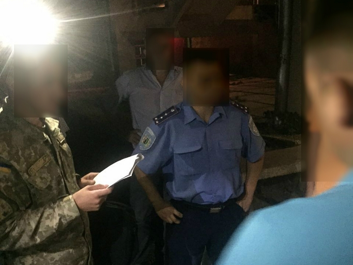 На хабарі затримали начальника слідчого відділу одного з райвідділень поліції Буковини - фото 2