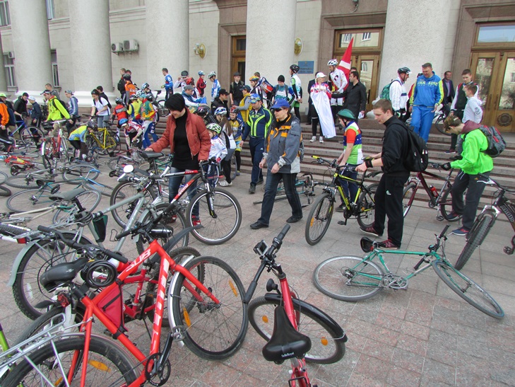 Як влада Кіровограда послала велосипедистів у сад - фото 2