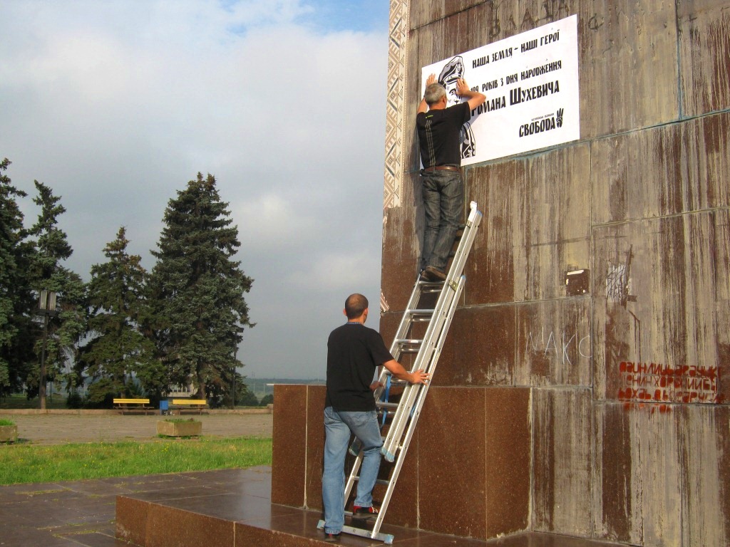 Активісти розмістили Шухевича на постаменті від запорізького Леніна - фото 2