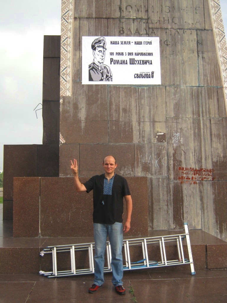 Активісти розмістили Шухевича на постаменті від запорізького Леніна - фото 1