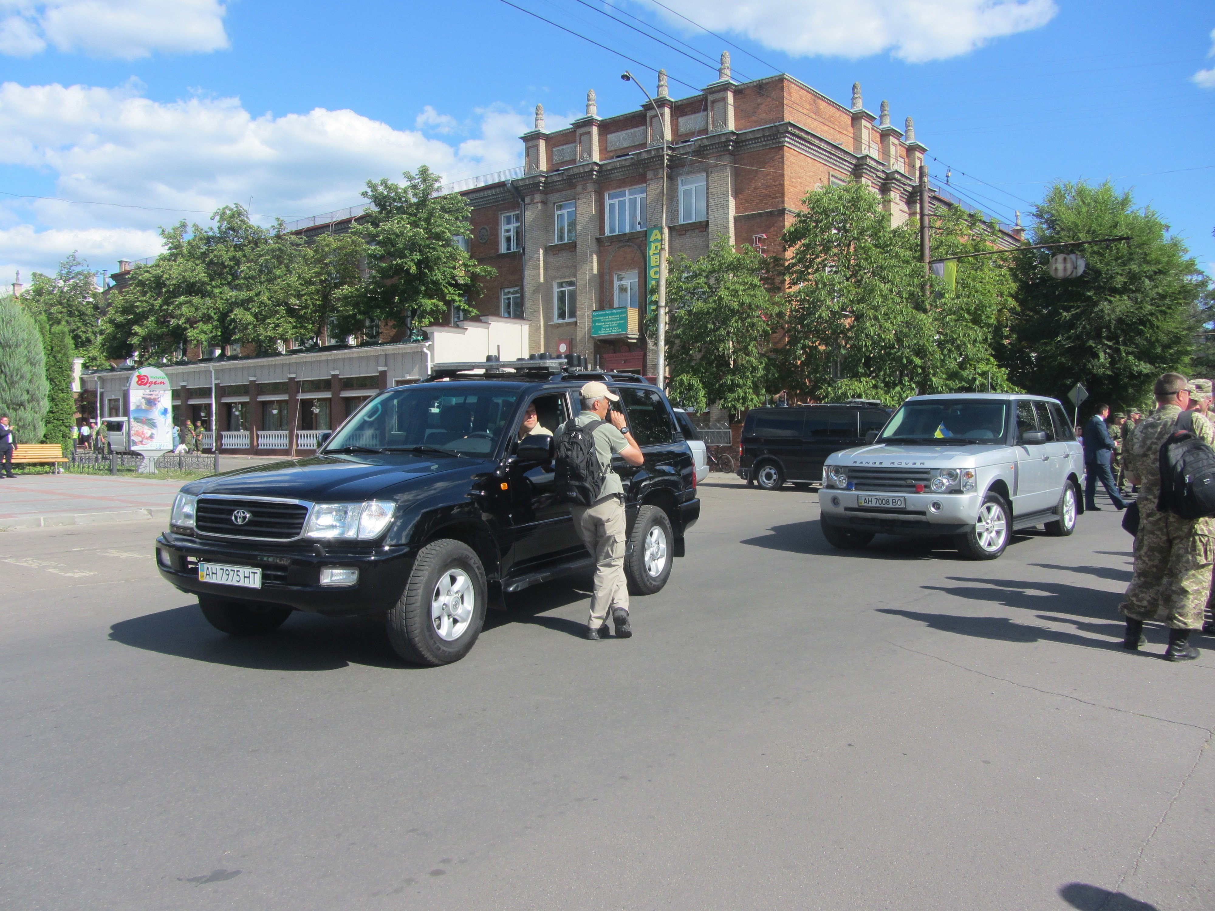 Як фанатично охороняли безпеку Порошенка у Сєвєродонецьку: снайпери, військові, обшуки і оточення - фото 1