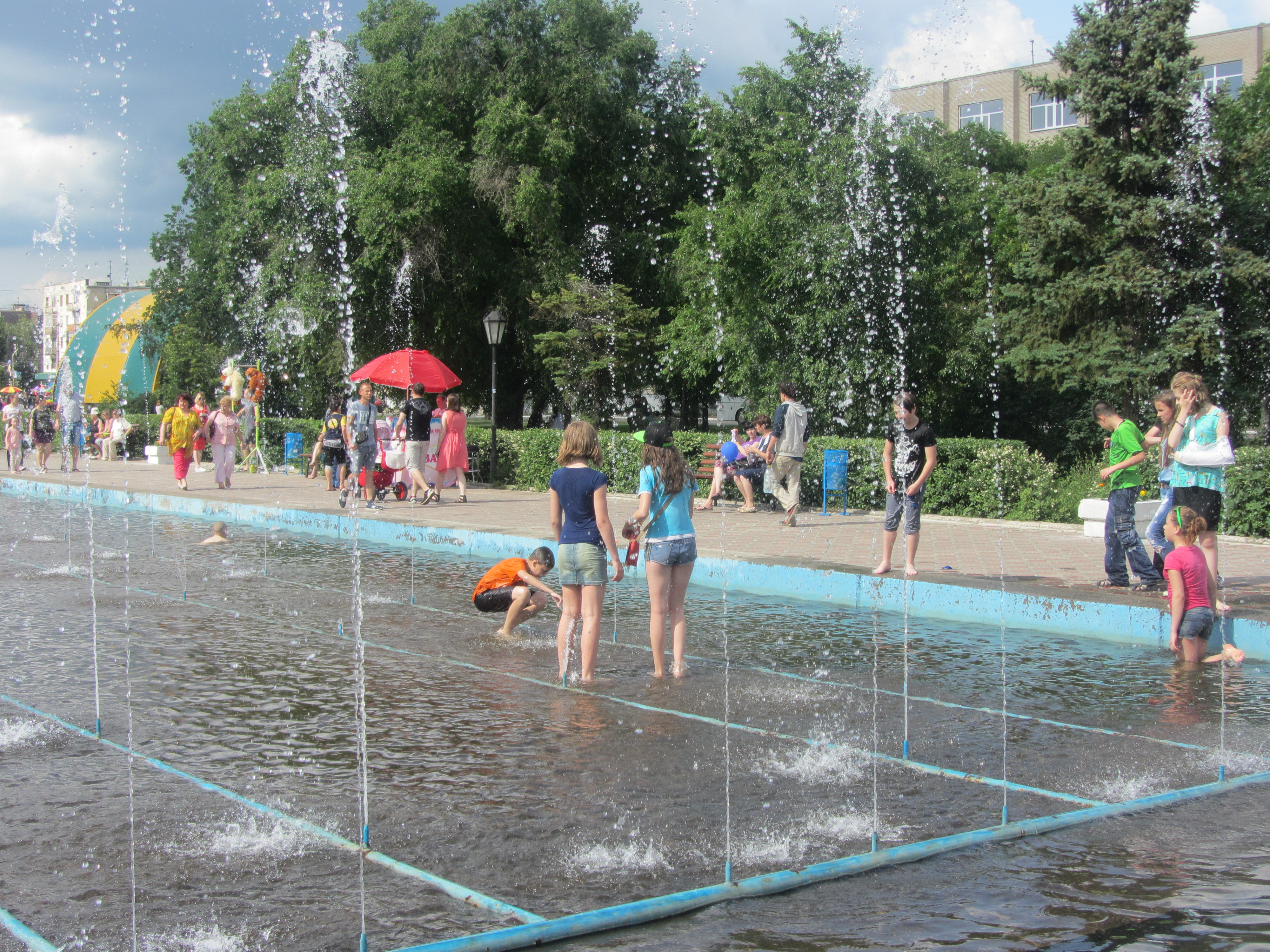 Столиця Луганщини відзначає день народження: місту перевалило трохи за 80 (ФОТО) - фото 4