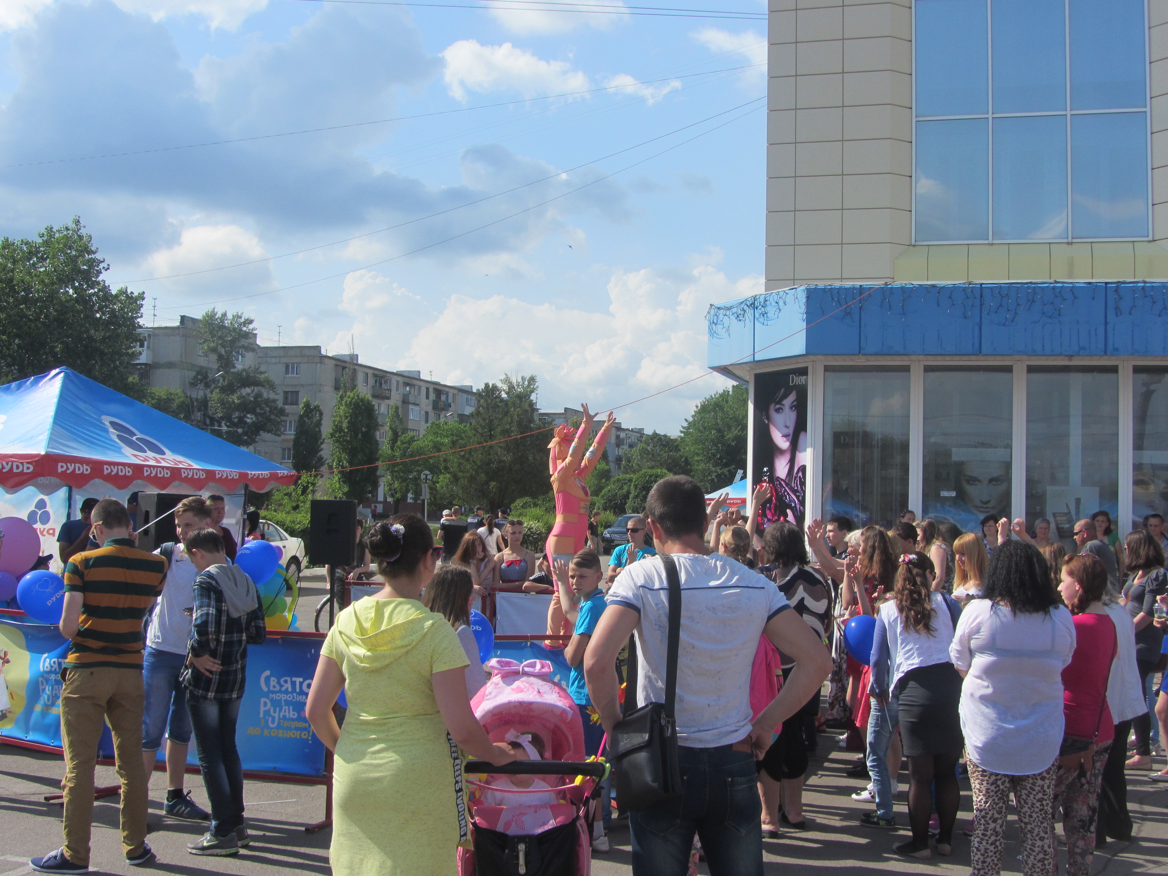 Столиця Луганщини відзначає день народження: місту перевалило трохи за 80 (ФОТО) - фото 3