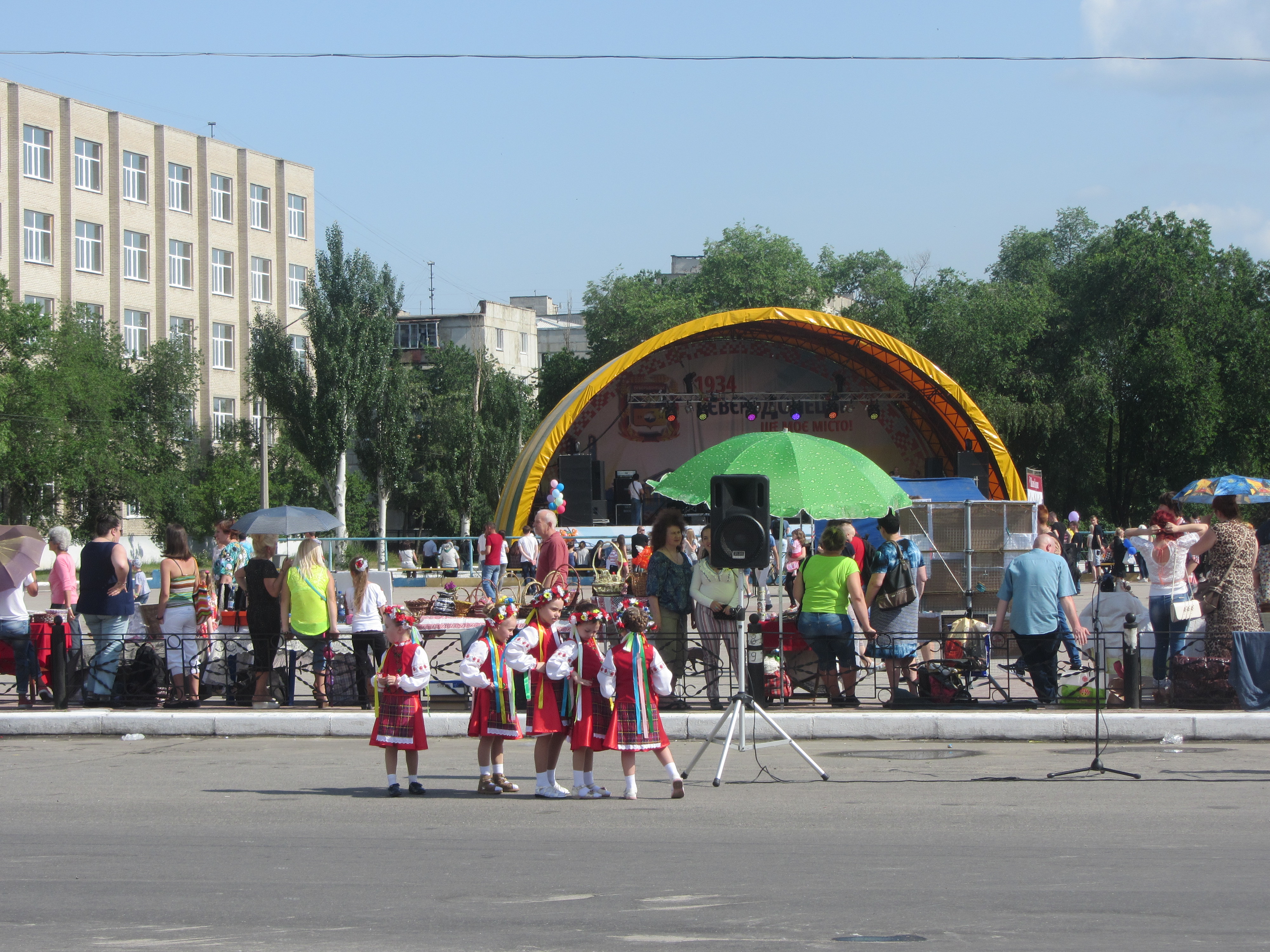 Столиця Луганщини відзначає день народження: місту перевалило трохи за 80 (ФОТО) - фото 1