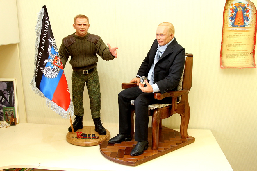 Мешканка окупованої Макіївки створила ляльки-двійники Захарченка та Путіна (ФОТО) - фото 3
