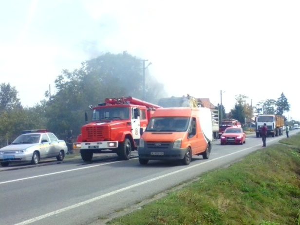 На Закарпатті під час руху загорілася вантажівка з вугіллям - фото 2