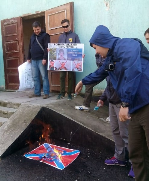 У Миколаєві палили прапори "Новоросії" і судили сепаратистів - фото 3