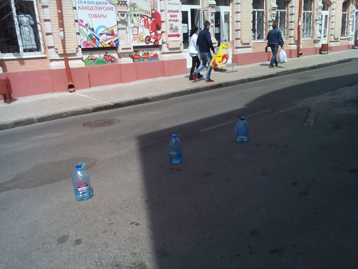 У Кіровограді водії "бронюють" паркувальні місця за допомогою баклажок (ФОТО) - фото 1