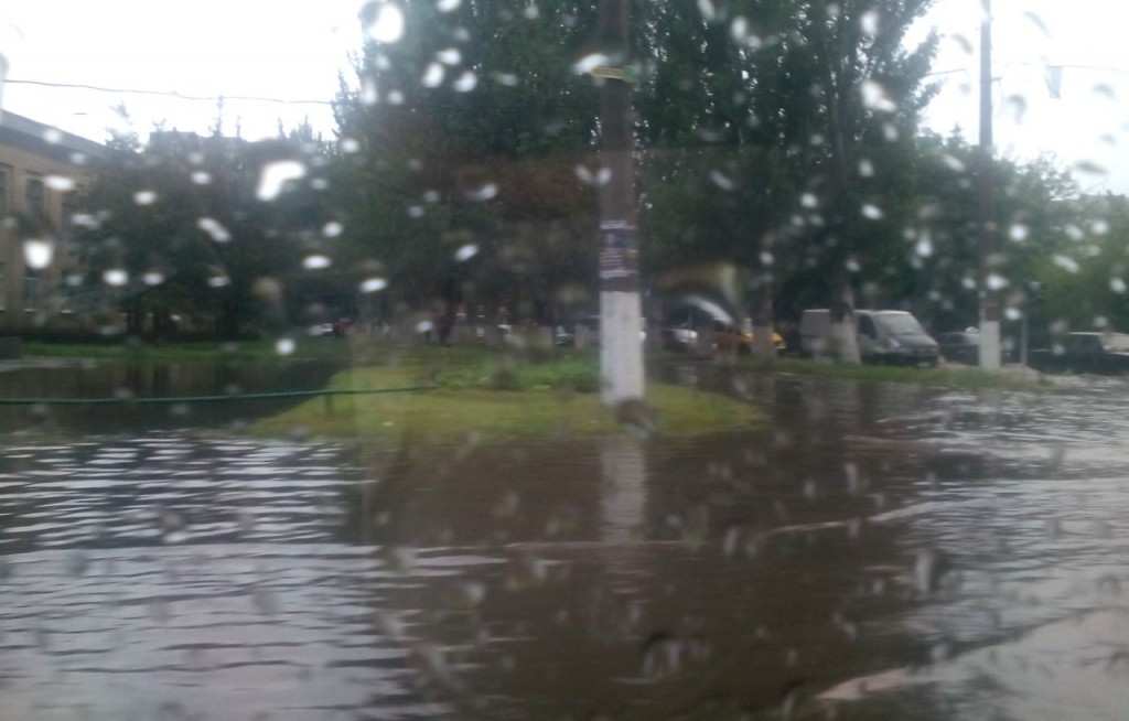Наслідки зливи у Слов'янську: авто затопило під дах (ФОТО)  - фото 1