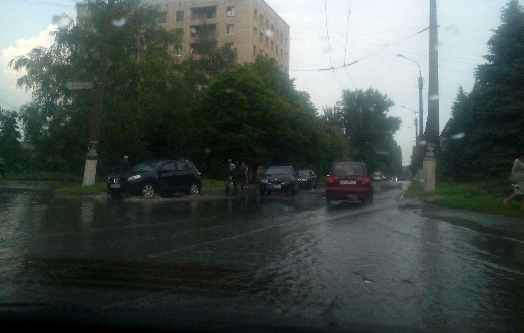Наслідки зливи у Слов'янську: авто затопило під дах (ФОТО)  - фото 2