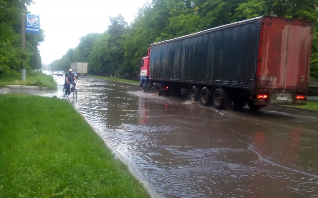 Наслідки зливи у Слов'янську: авто затопило під дах (ФОТО)  - фото 6