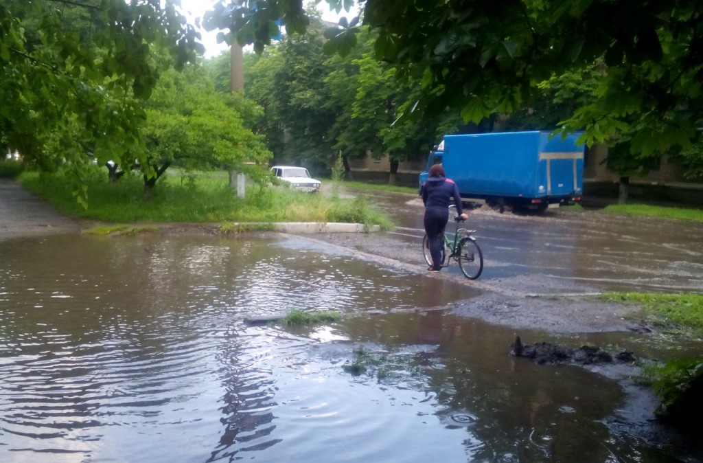 Наслідки зливи у Слов'янську: авто затопило під дах (ФОТО)  - фото 7