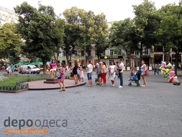 В Одесі туристи утворили чергу до пам'ятника 