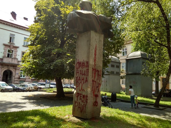 У Львові невідомі поглумилися на пам'ятнико українського політика (ФОТО) - фото 2