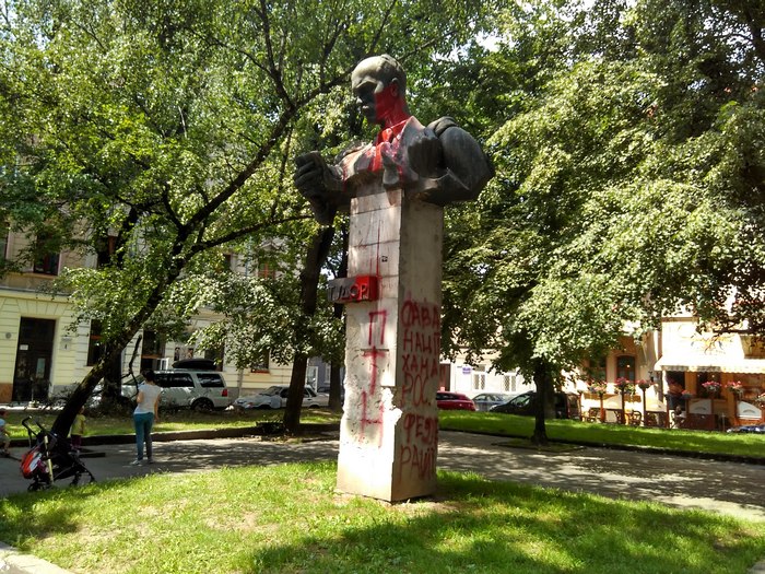 У Львові невідомі поглумилися на пам'ятнико українського політика (ФОТО) - фото 1