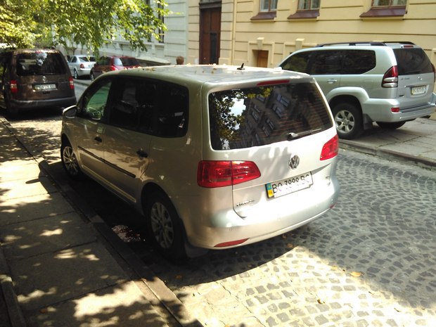 З’явились фото, як із автомобіля у Львові витікала кров - фото 2