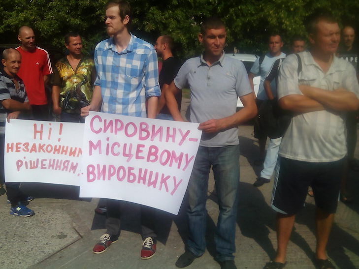 До депутатів Полтавської облради прийшли люди з бензопилами - фото 2