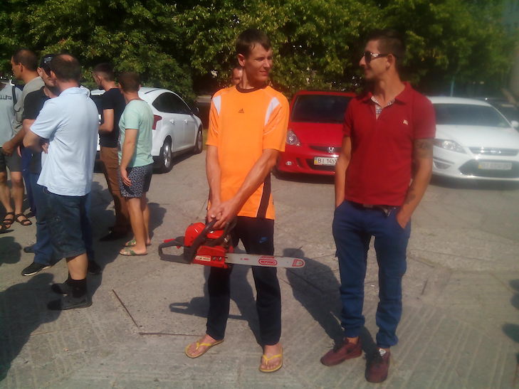 До депутатів Полтавської облради прийшли люди з бензопилами - фото 1