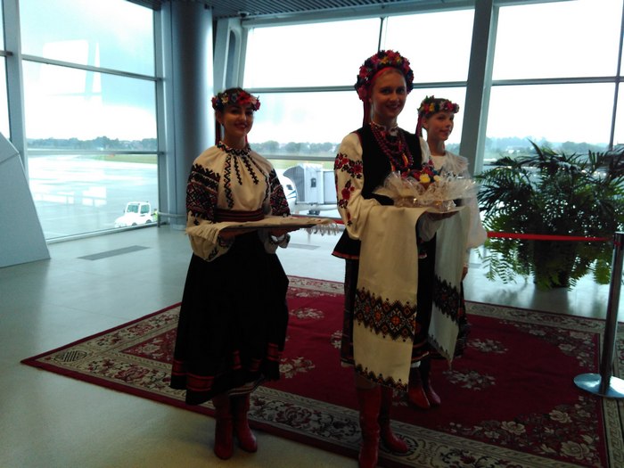 З'явилися фото з відкриття новго авіарейсу Львів-Мінськ - фото 1
