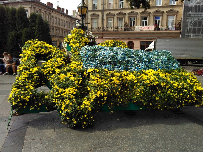 У Львові зробили прапор і тризуб з квітів (ФОТО, ВІДЕО) - фото 1