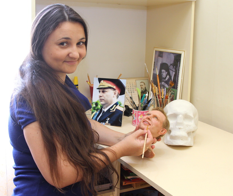 Мешканка окупованої Макіївки створила ляльки-двійники Захарченка та Путіна (ФОТО) - фото 1