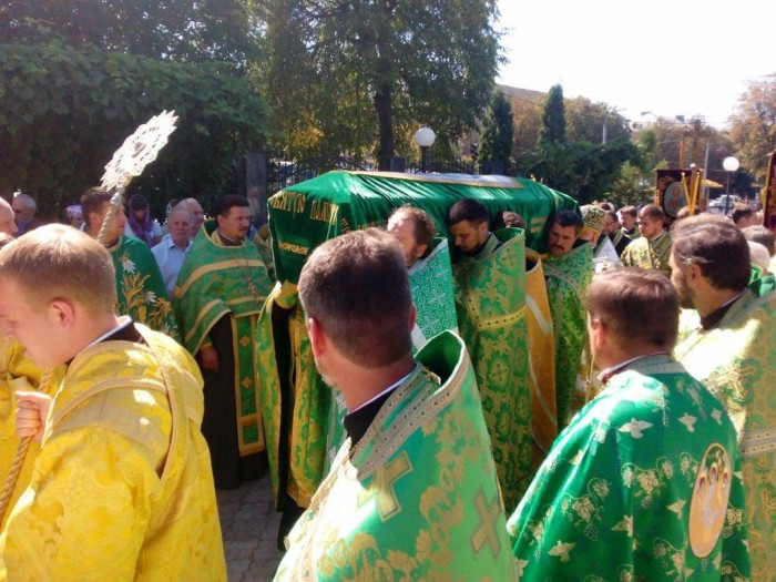 Тисячі людей ідуть до рівненського собору за зціленням (ФОТО) - фото 2